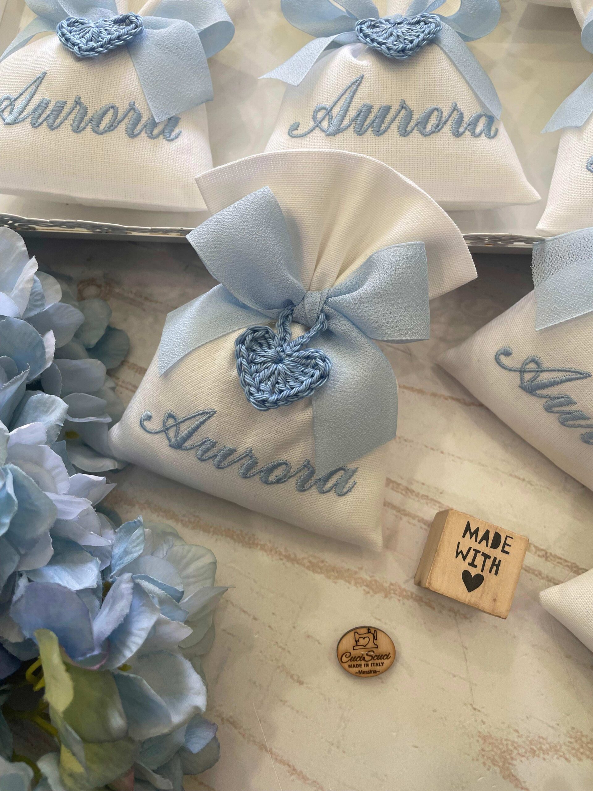 Sacchetto Sartoriale Tinto Filo Bianco con Ricamo Celeste e Cuore in Crochet - immagine 4