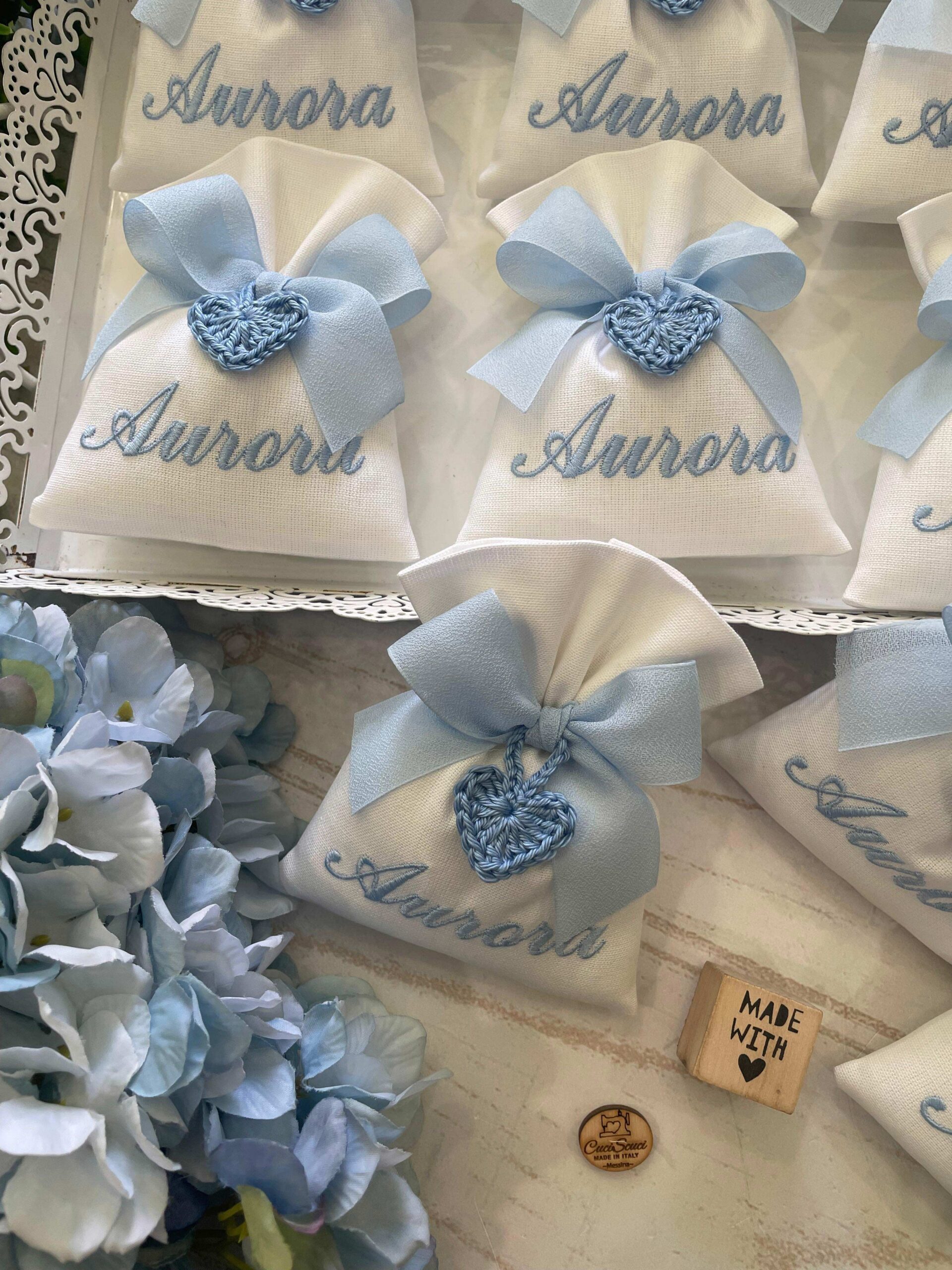 Sacchetto Sartoriale Tinto Filo Bianco con Ricamo Celeste e Cuore in Crochet - immagine 5