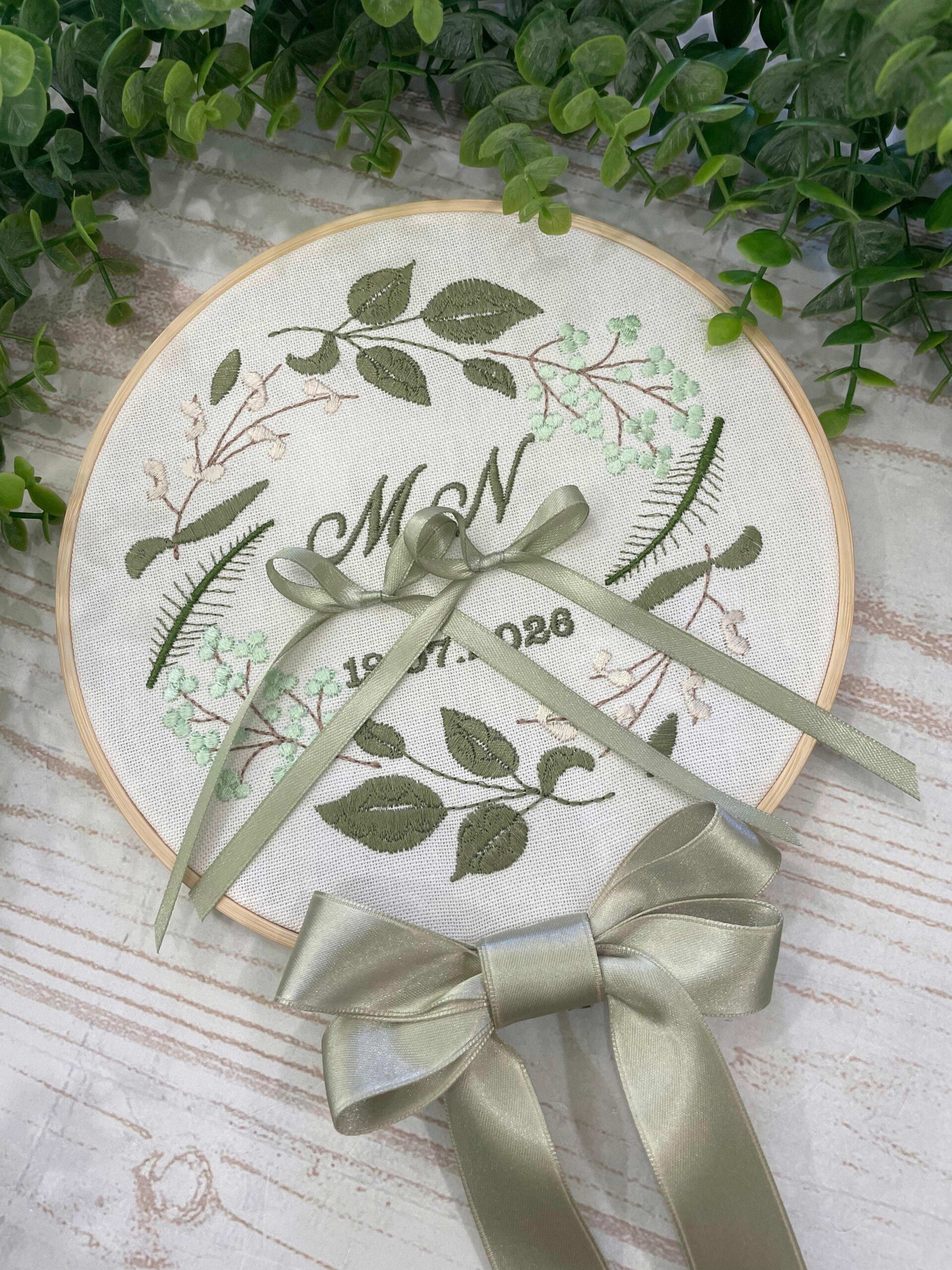 Telaio Porta Fedi Ricamato con Decoro Floreale e Ricamo Iniziali Ø 18 - immagine 2