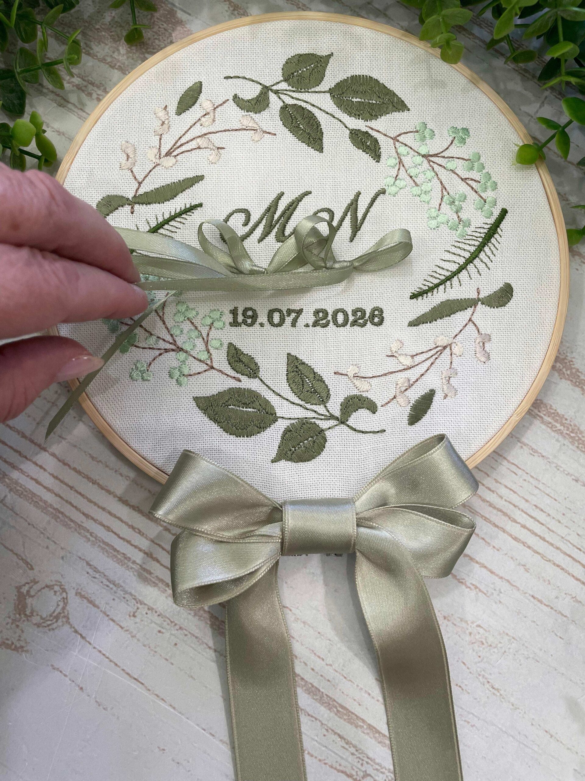 Telaio Porta Fedi Ricamato con Decoro Floreale e Ricamo Iniziali Ø 18 - immagine 3