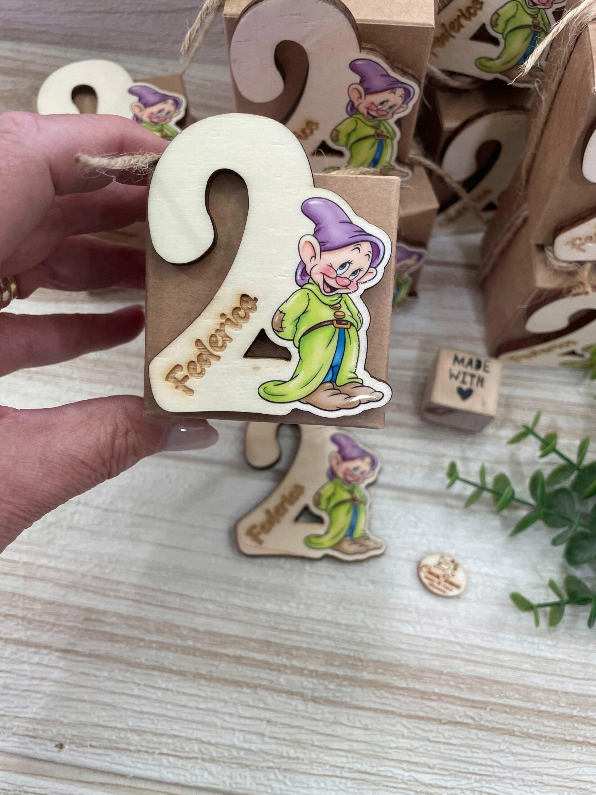 Calamita in Legno con Numero, Cucciolo e Nome Personalizzato