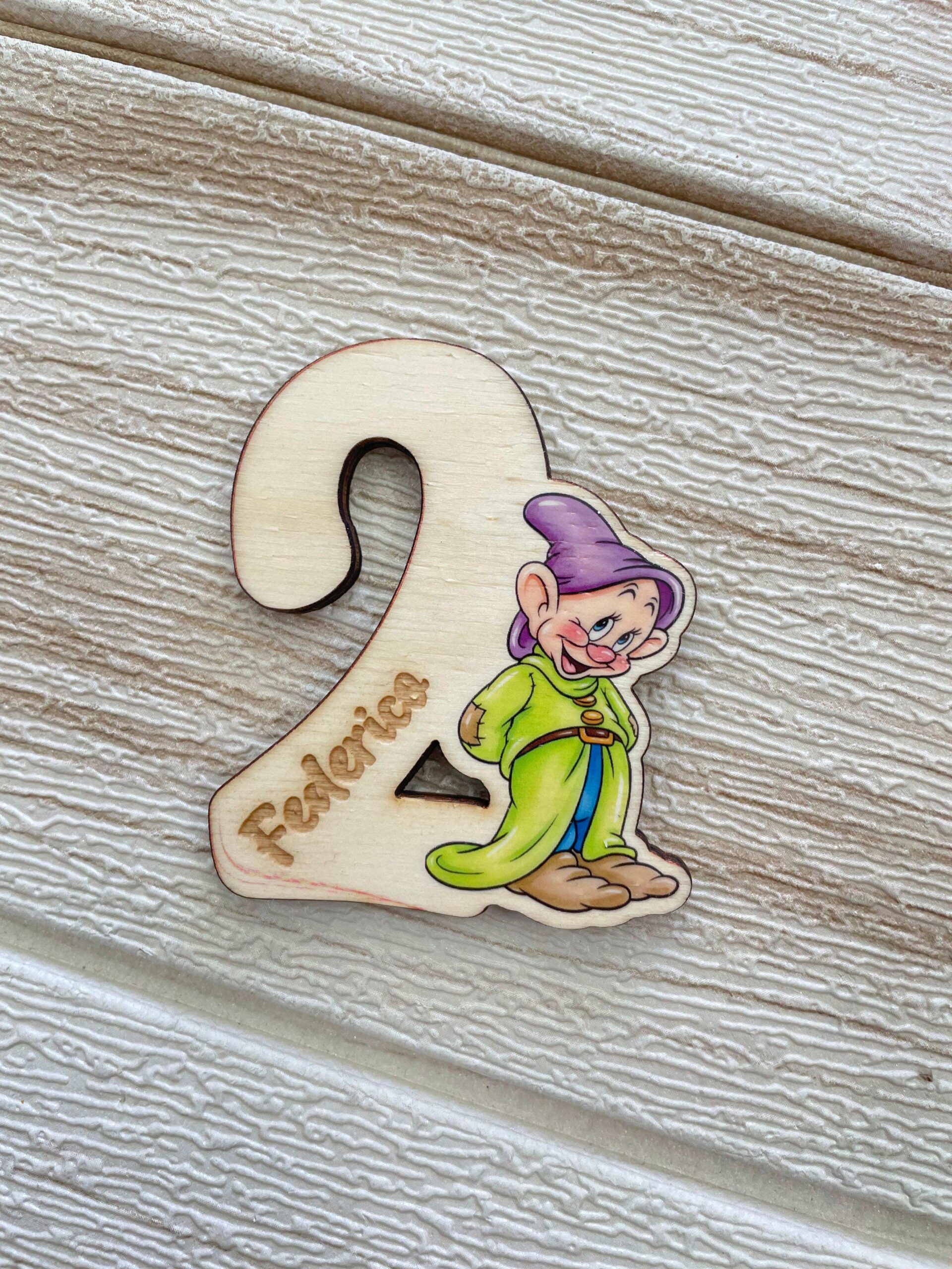 Calamita in Legno con Numero, Cucciolo e Nome Personalizzato - immagine 2