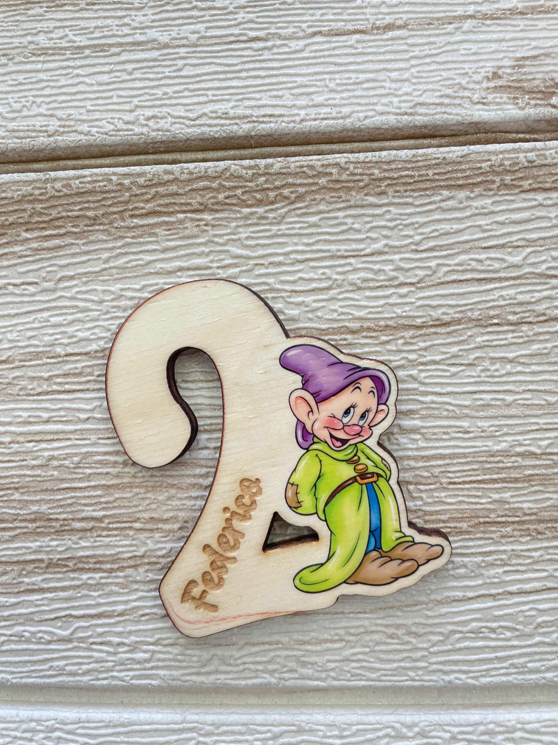 Calamita in Legno con Numero, Cucciolo e Nome Personalizzato - immagine 3
