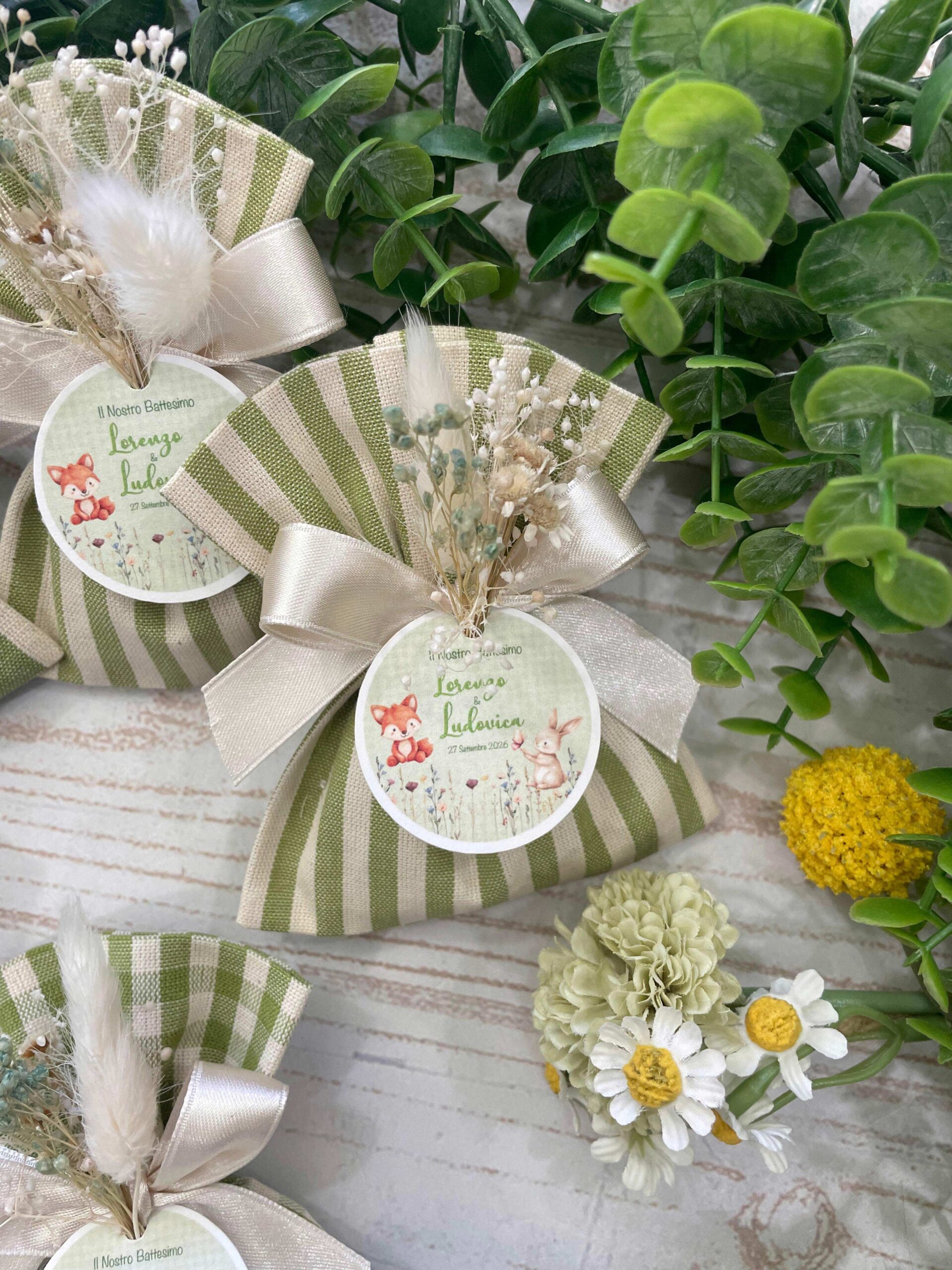 Mini Sacchetto Sartoriale Verde Kiwi con Fiori di Campo Essiccati e Tag Personalizzato - immagine 2